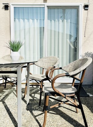 Outdoor dining - Cartier Belle Vie | Chic Garden 1BR Near YVR & DT (Vancouver)
