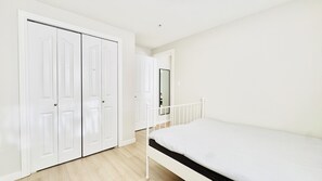 Room - Cartier Belle Vie | Chic Garden 1BR Near YVR & DT (Vancouver)