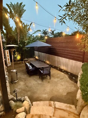 Outdoor dining - Montecito Brickstone Cottage (Montecito)