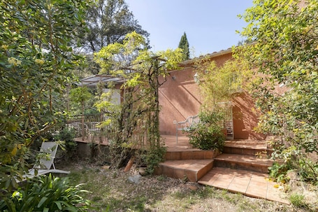 Parco della struttura. Casa Vacanze 'Gite U Casale, L'Eternu' con Vista Montagna, Terrazza Privata e Wi-Fi