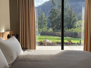 Familjesvit - uteplats - utsikt mot bergen