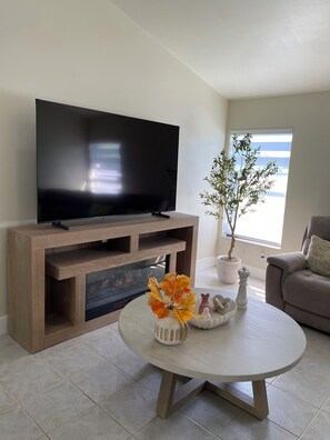 Smart TV, fireplace - Beautiful 3-bedroom house with AC and Fast Wi-Fi in charming Cape Coral (Cape Coral)