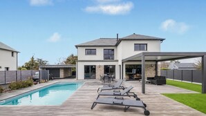 A modern house with a swimming pool, outdoor seating, and a covered patio. - Gorgeous home in Dinard with private swimming pool, can be inside or outside (Dinard)