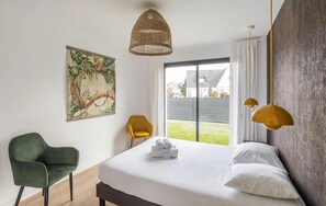 5 bedrooms, travel crib, free WiFi - Gorgeous home in Dinard with private swimming pool, can be inside or outside (Dinard)