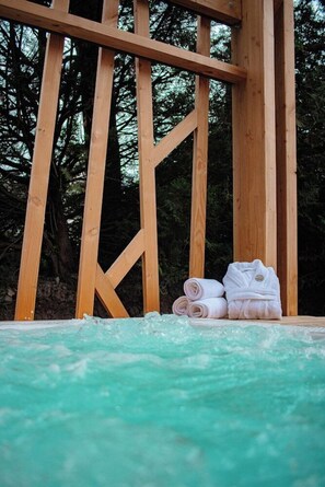 A wooden structure with a view of trees in the background. - Hotel La Reposee Rest. L'escu De Runfao (Liffre)