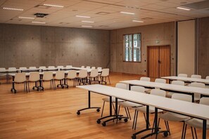 A conference room with a long table, chairs, and a wooden floor. - Hotel La Reposee Rest. L'escu De Runfao (Liffre)