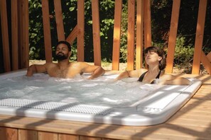 Outdoor spa tub - Hotel La Reposee Rest. L'escu De Runfao (Liffre)