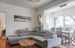 TV, fireplace - Charmante maison proche plage (Royan)