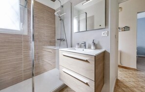 Shower, hair dryer - Charmante maison proche plage (Royan)