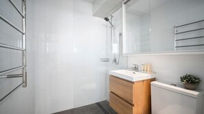 Hair dryer, towels - Water View Coastal Loft in Manly Pool Access (Manly)