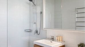 Hair dryer, towels - Water View Coastal Loft in Manly Pool Access (Manly)