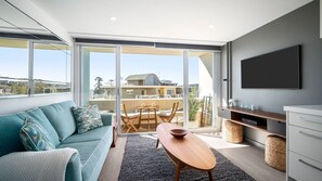Smart TV - Water View Coastal Loft in Manly Pool Access (Manly)