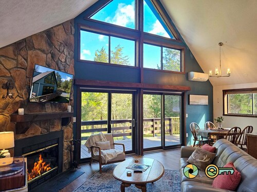 R&R Chalet | Hot tub, fire pit, 5 acres!