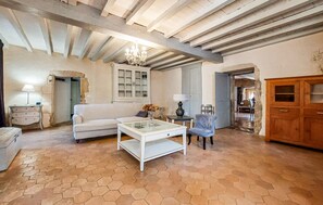 TV, fireplace - Nice home in Cellefrouin with WiFi (Cellefrouin)
