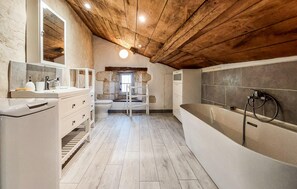 Shower, hair dryer - Nice home in Cellefrouin with WiFi (Cellefrouin)