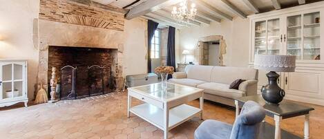 TV, fireplace