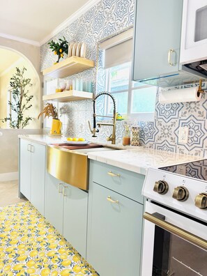 Fridge, microwave, oven, stovetop - Italian Amalfi Cottage in FL - Beach Walk - Hot Tub (Lake Worth Beach)