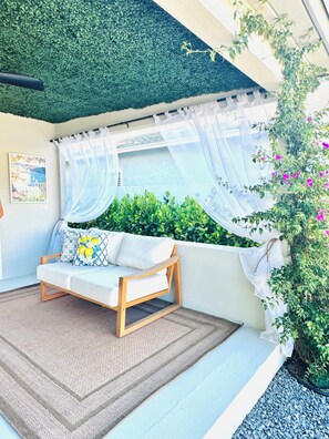 Terrace/patio - Italian Amalfi Cottage in FL - Beach Walk - Hot Tub (Lake Worth Beach)