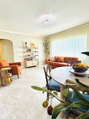 Smart TV, books - Italian Amalfi Cottage in FL - Beach Walk - Hot Tub (Lake Worth Beach)