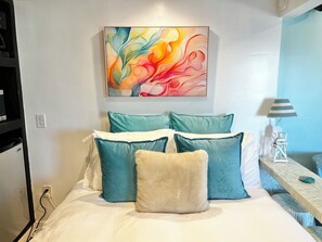 1 bedroom, iron/ironing board, WiFi, bed sheets - Hollywood Hills "SkySuite Studio" - Sunset Strip- Best Location! (Los Angeles)