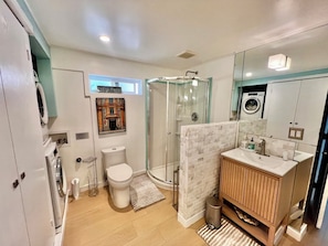 Shower, towels, soap, toilet paper - Hollywood Hills "SkySuite Studio" - Sunset Strip- Best Location! (Los Angeles)
