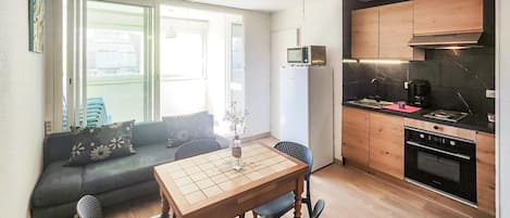 KĂŒhlschrank, Mikrowelle, Ofen, Herdplatte