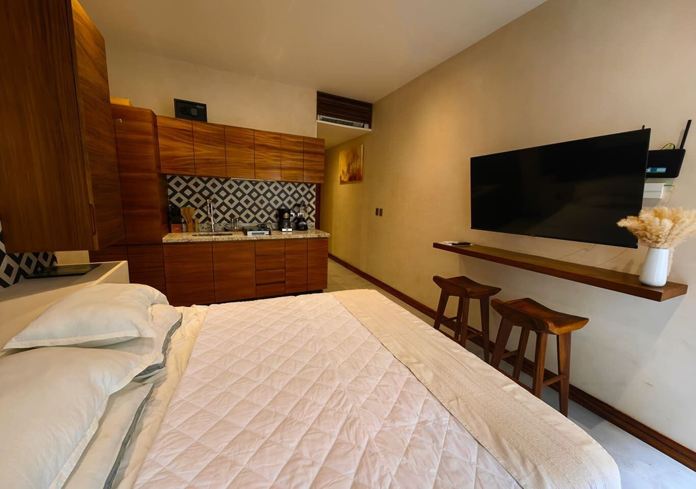 Iron/ironing board, WiFi, bed sheets
