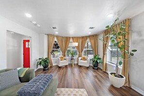 Living area - Beautiful 4-bedroom house close to Downtown in peaceful Houston Neighborhood (Houston)