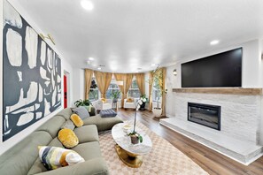 Living area - Beautiful 4-bedroom house close to Downtown in peaceful Houston Neighborhood (Houston)