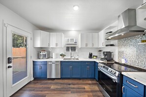 Private kitchen - Beautiful 4-bedroom house close to Downtown in peaceful Houston Neighborhood (Houston)