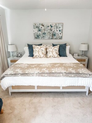 2 bedrooms, iron/ironing board, free WiFi, bed sheets - Rosie's Retreat - Pet-friendly “gem” at Lenovo, NCSU (Raleigh)