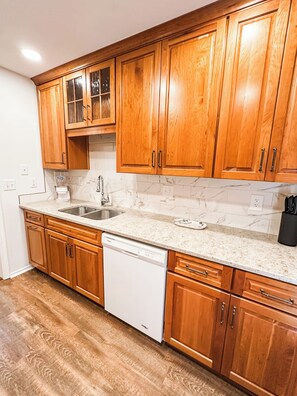Fridge, microwave, oven, stovetop - Rosie's Retreat - Pet-friendly “gem” at Lenovo, NCSU (Raleigh)