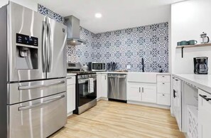 Microwave, oven, stovetop, dishwasher - Desert Rose Retreat (Joshua Tree)