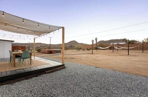 Outdoor dining - Desert Rose Retreat (Joshua Tree)