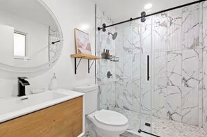 Shower, towels, soap, toilet paper - Desert Rose Retreat (Joshua Tree)