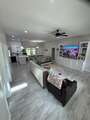 Living area - Lovely 5-bedroom with 3 1/2 baths and 1 Handicapped house in peaceful Waxahachie (Waxahachie)