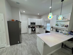 Private kitchen - Lovely 5-bedroom with 3 1/2 baths and 1 Handicapped house in peaceful Waxahachie (Waxahachie)