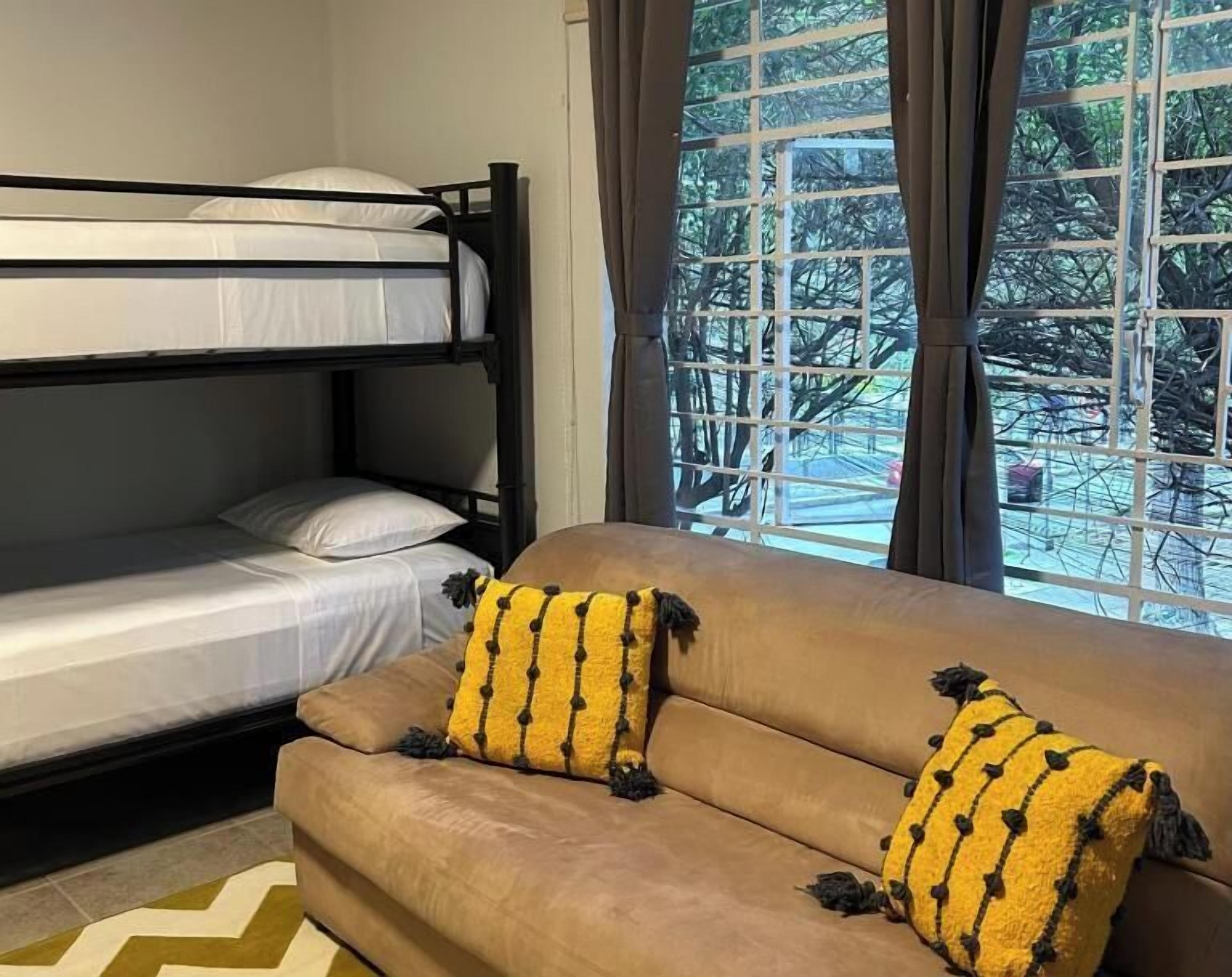 Sovsal - sovsal (män och kvinnor) - utsikt mot staden