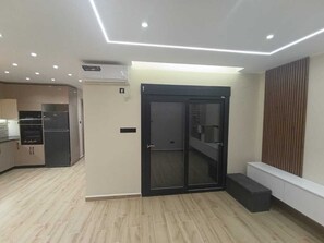 Deluxe Apartment, Air conditioning, Sea View | Interior - Résidence Oasis (Filfila)