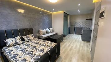 Estúdio, vista parcial para o mar