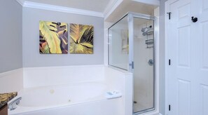 Een douche, een haardroger, handdoeken