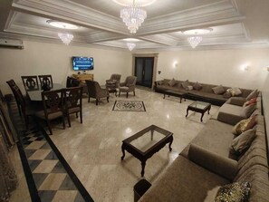 Living area - شقه فندقيه راقيه وموقعها مميز جدا وسط كل الخدمات  تصلح للعوايل والشباب الملتزم (Giza Governorate)