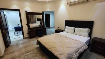 4 bedrooms, iron/ironing board, internet