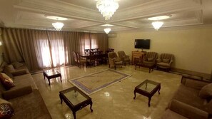 Living area - شقه فندقيه راقيه وموقعها مميز جدا وسط كل الخدمات  تصلح للعوايل والشباب الملتزم (Giza Governorate)