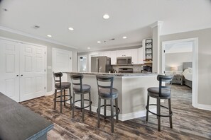 Private kitchen - Freshly Remodeled Lakefront 3BR @ Parkview Bay, WiFi, 3 Pools, 30-40' Boat Slips (Osage Beach)