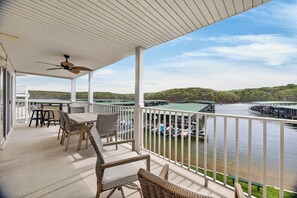 Outdoor dining - Freshly Remodeled Lakefront 3BR @ Parkview Bay, WiFi, 3 Pools, 30-40' Boat Slips (Osage Beach)