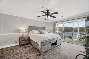 Room - Freshly Remodeled Lakefront 3BR @ Parkview Bay, WiFi, 3 Pools, 30-40' Boat Slips (Osage Beach)