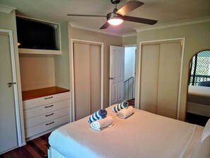 2 bedrooms, iron/ironing board, WiFi, bed sheets - 4/8 Hilton Terrace, Noosaville, 4566 (Tewantin)