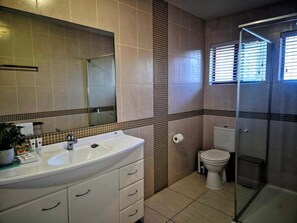 Hair dryer, towels - 4/8 Hilton Terrace, Noosaville, 4566 (Tewantin)