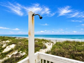 On the beach - Discover 'Diamond in the Rough'—a cozy 3BR oceanfront haven in Oak Island! (Oak Island)